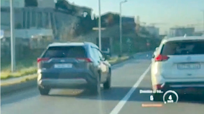 Sıxlıqdan yayınmaq istəyən sürücü əks yola keçdi - 99-BD-190    - VİDEO