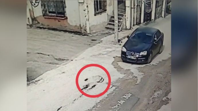 Yolun ortasındakı kanalizasiya lyuku sürücünü qəzaya saldı - VİDEO