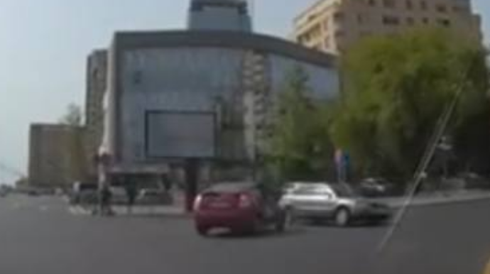 Bakıda "Passat"la Uber taksi xidmətinin avtomobili toqquşdu  - VİDEO