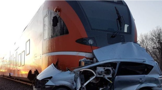 Sürət qatarı avtomobilə çırpıldı: ölən var 