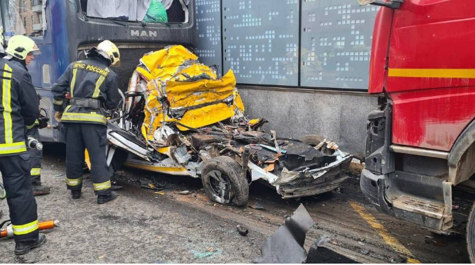 Yük maşını ilə avtobusun arasında qalan taksinin son halı - VİDEO - FOTO