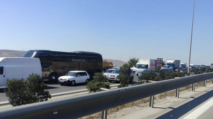 Bakıda avtomobil aşıb, yolda sıxlıq yaranıb  - FOTO