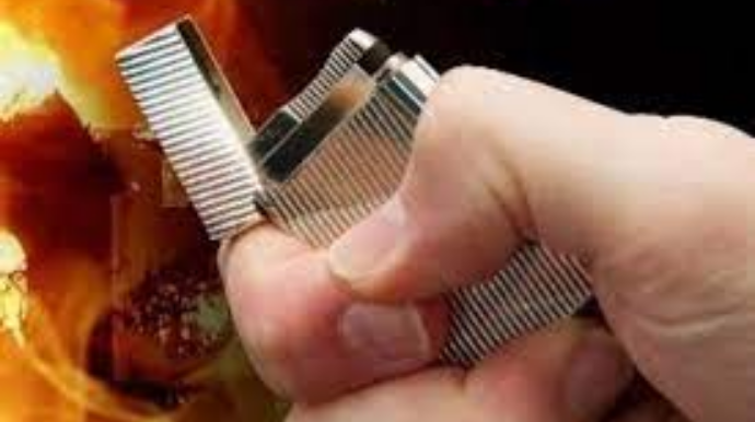 Bakıda 15 yaşlı oğlan atasının istəyilə anasını yandırdı 