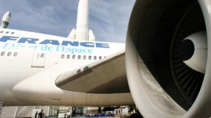 Parisə uçan təyyarədə yanğın olub   - FOTO