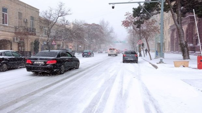Bakıda qar nəqliyyatı iflic etdi   - VİDEO