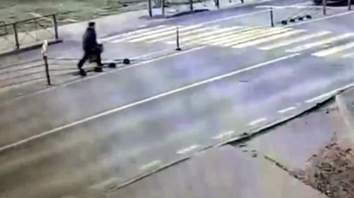 Piyada keçidindən istifadə etməyən qadını maşın vurub öldürdü - VİDEO 