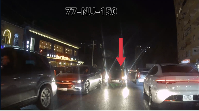 Sürücü sıxlıqda qabağa düşmək üçün əks yola çıxıb hərəkəti çətinləşdirdi - VİDEO