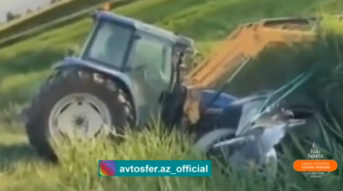 Köməyə çağırılan traktorun sürücüsü avtomobili çıxararkən dərəyə aşıb  - VİDEO