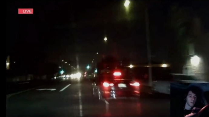 Sükan arxasında canlı yayım edən sürücü belə qəza törətdi - VİDEO 