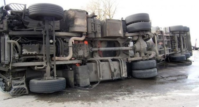 Şirkət maşını dərəyə aşdı: 1 yaralı