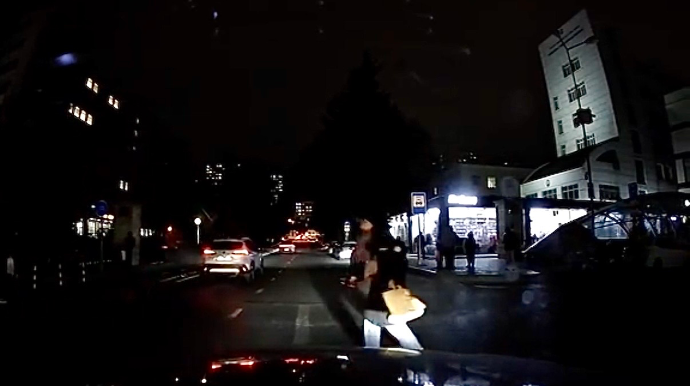 Yolu kor-koranə keçən qadın qəzadan son anda xilas oldu   - VİDEO