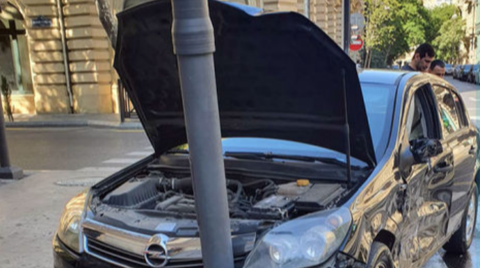 Bakının mərkəzində iki avtomobil toqquşdu, hasar aşdı - FOTO 