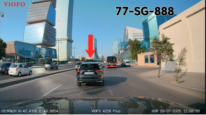 Fikri yolda olmayan sürücü qəfil tormoz verdi; "Baku Bus" qəzadan son anda yayındı - VİDEO  