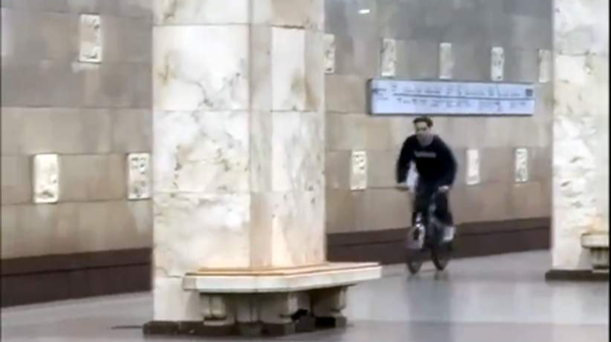 Metroda platformadan platformaya tullanan velosipedçi saxlanıldı – Həbs olunacaq - VİDEO 