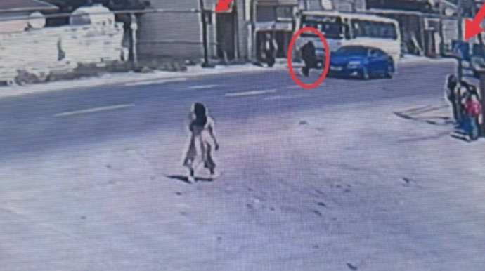 В Баку перебегавшего дорогу перед автобусом мужчину сбил автомобиль 