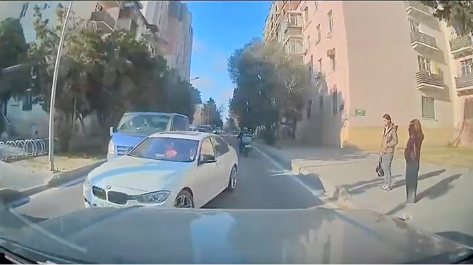 В Баку водитель захотел проехать на красный свет и заблокировал движение — ВИДЕО 