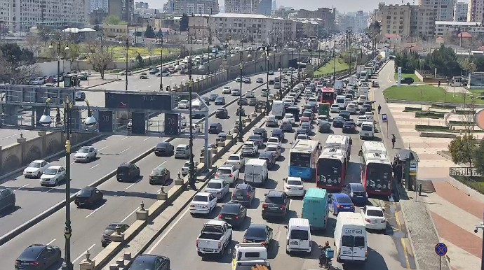 Bakıda iki mərkəzi yolda təmirlə bağlı sıxlıq yaranıb - FOTO 