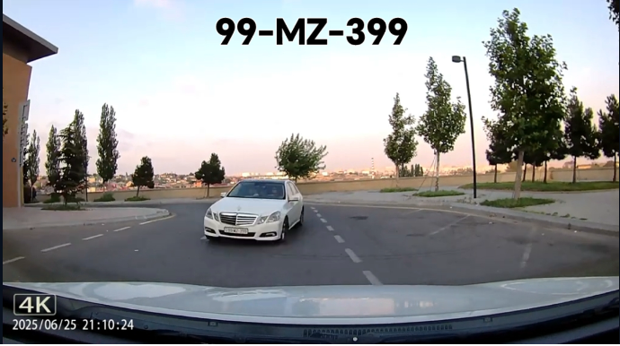 Döngəyə sürətlə girən sürücü qorxulu anlar yaşatdı - VİDEO