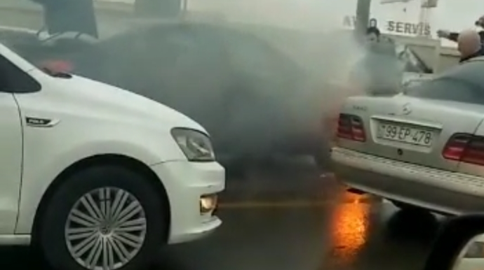 Prospektdə maşın yandı: köməyə sürücülər gəldi - VİDEO