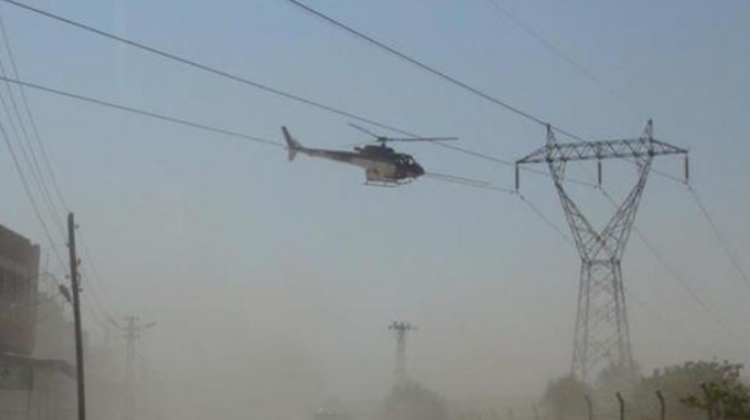 Helikopter yüksək gərginlikli enerji xətlərinə ilişib qaldı  - VİDEO