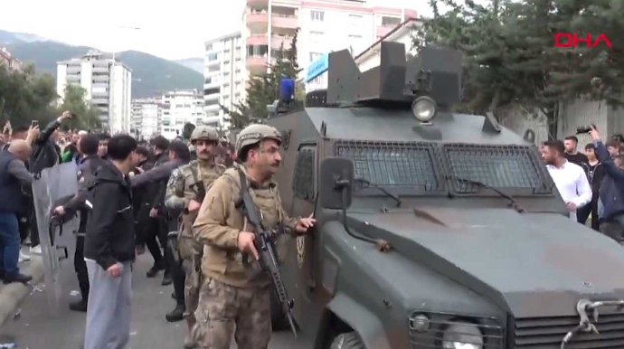 Hücumdan sonra cəsədi məktəbdən zirehli maşınla çıxarıldı - VİDEO