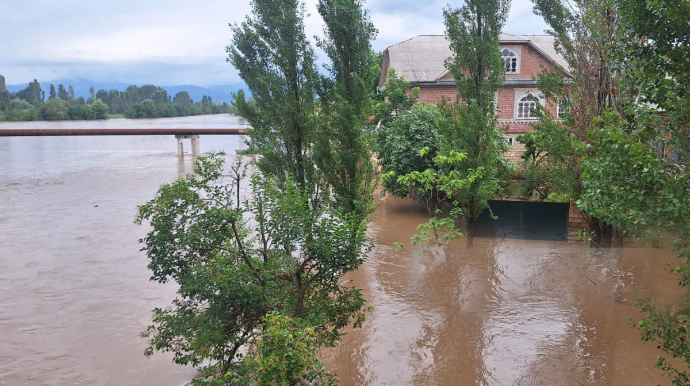 İntensiv yağışdan sonra Lənkərançay daşdı:  həyətlərə su dolub - FOTO + VİDEO 