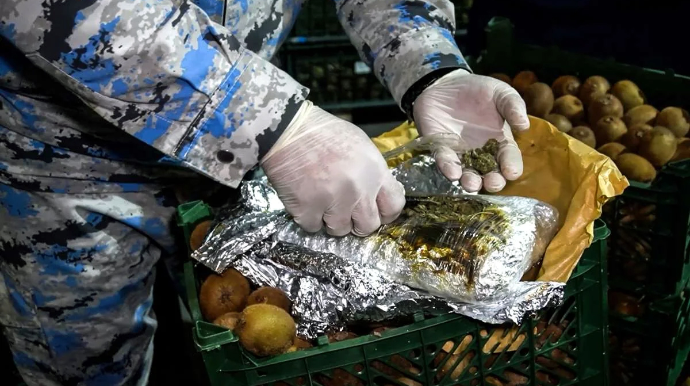 Kivi daşıyan yük maşınından görün nələr çıxdı  - FOTO - VİDEO 