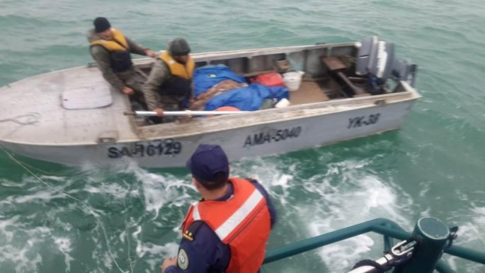 Dənizdə batmaq təhlükəsi ilə üzləşən balıqçılar xilas edilib - FOTO