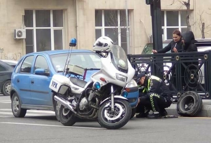 Yol polisləri xanım sürücüyə kömək etdi  - FOTO