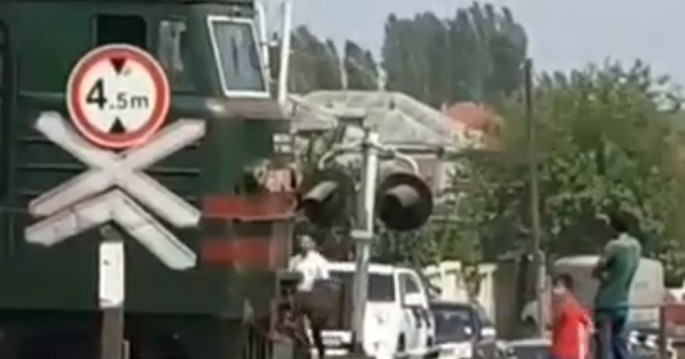 Xaçmazda qeyri-adi hadisə: Qatar toy karvanının qarşısını kəsib “şirinlik” aldı - VİDEO