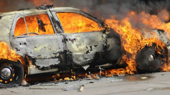 Bakıda avtomobil yanıb