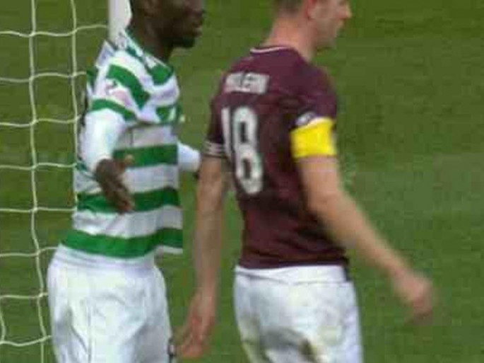 Futbolda görünməmiş hadisə: rəqibinin cinsiyyət orqanından yapışdı... - VİDEO