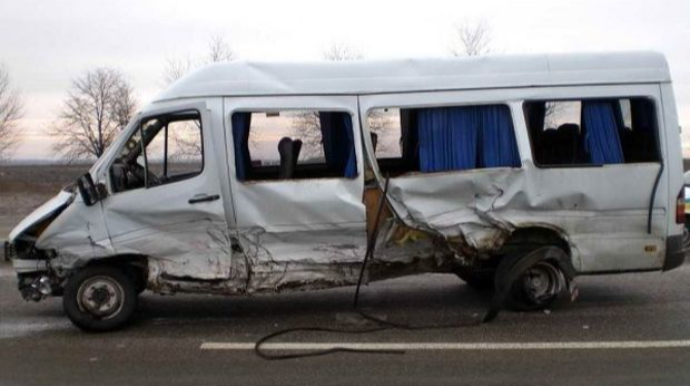 В Евлахском районе микроавтобус столкнулся с трактором, пострадали свыше 10 человек