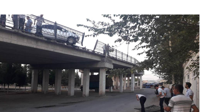 Kürdəmirdə avtomobil körpünün hasarına çırpıldı  - FOTO