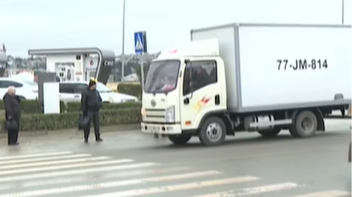 Binəqədi-Novxanı yolunda keçid piyadalar üçün təhlükə yaradır - VİDEO 