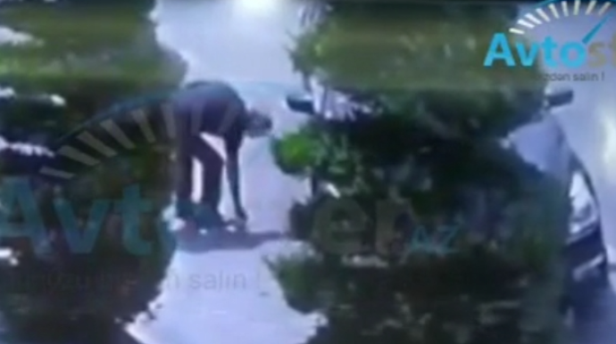 Bakıda kişi yerdən tapdığı zinət əşyası  ilə görün nə etdi  - VİDEO