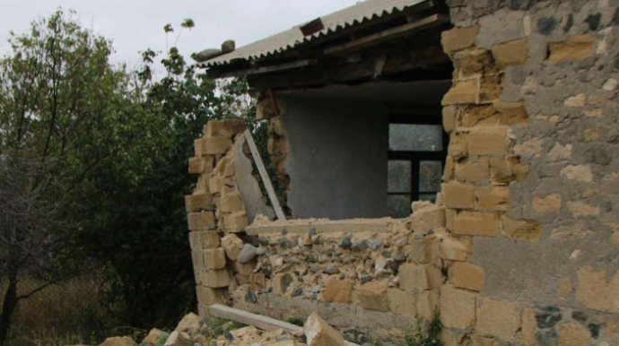 Брошенные армянами снаряды нанесли урон жилым домам в Гёранбое  - ВИДЕО