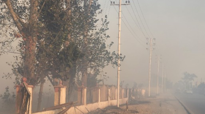Yanğın bu yolda avtomobillərin hərəkətini çətinləşdirdi