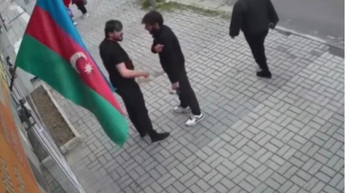 Bayrağa hörmətsizlik etdi, cavabı ağır oldu - VİDEO 