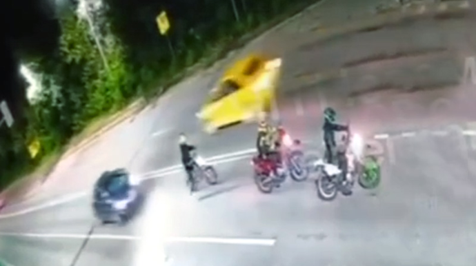 Diqqətsiz sürücü avtomobillə 3 motosikletlini vurub xəstəxanalıq etdi - VİDEO 