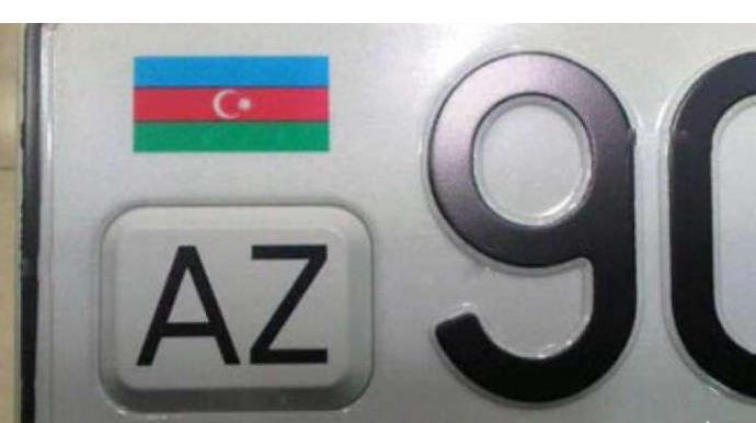 Yararsız nömrə ilə avtomobil idarə edilir - VİDEO