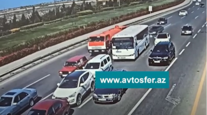 Bakıda dəhşətli qəza anı: avtomobil su maşınına çırpıldı - VİDEO