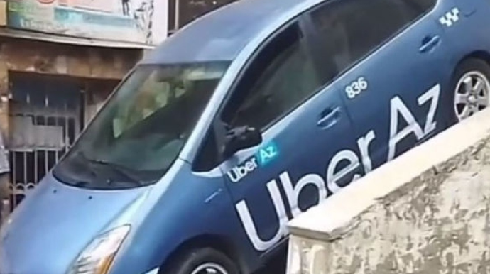 Pilləkənlə düşmək istəyən "Prius" - VİDEO 