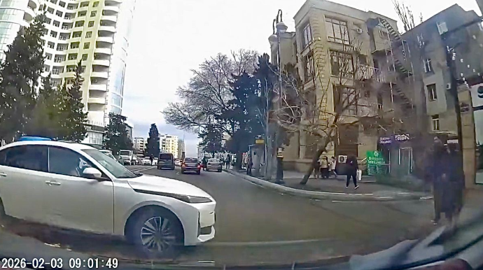 Yola diqqətsiz girən “BYD” sürücüsünün manevri baha başa gəldi   - ANBAAN VİDEO