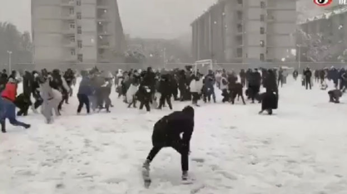 Çində noyabr ayında qar yağdı:  Kütləvi qartopu oyunundan maraqlı görüntülər - VİDEO 