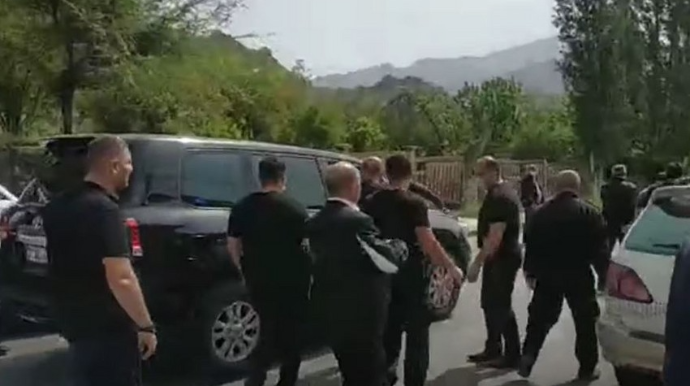 Zəngəzurda Paşinyanın avtomobilinə hücum olub, mühafizəçisinin paltarı cırıldı  - VİDEO - YENİLƏNİB