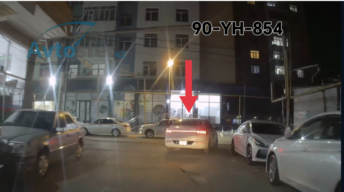 Sağ zolaqda müştəri gözləyən taksi sürücüsü yolu kəsdi - VİDEO