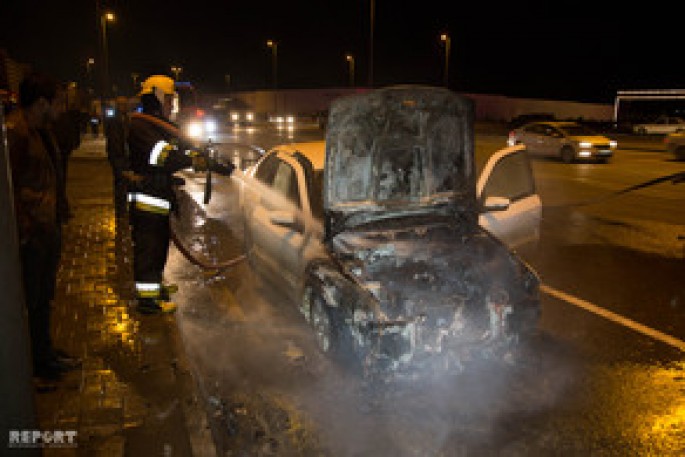 Ziya Bünyadov prospektində minik maşını yandı - FOTO