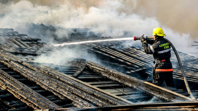 Bakıda beşmərtəbəli binada yanğın oldu, sakinlər təxliyə edildi