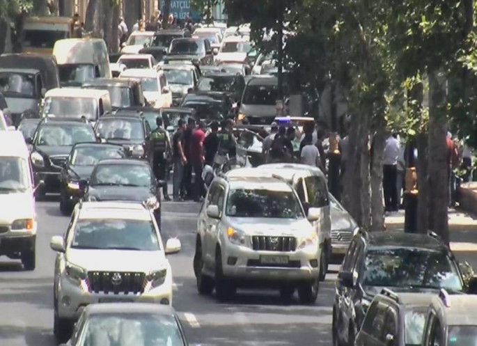 Bakının daha bir küçəsində sıxlıq yaranıb